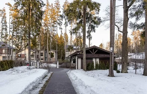 Навес для трех машин с хозблоком ТАХО — Фото 4