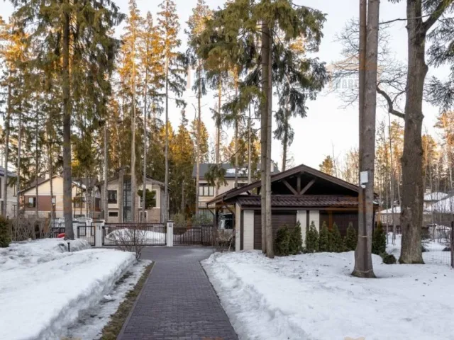 Навес для трех машин с хозблоком ТАХО — Фото 4